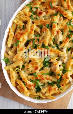 Pollo al formaggio fatto in casa, cottura con pasta all'Alfredo in un piatto, vista dall'alto. Foto Stock