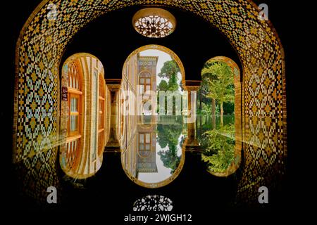 Teheran (Teheran), Iran, 06.24.2023: Arch view of Golestan Palace, iran. Riflesso del palazzo sullo specchio. Foto Stock