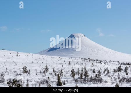 Montagna innevata con luce solare e ombre.girato in Svezia, Scandinavia Foto Stock