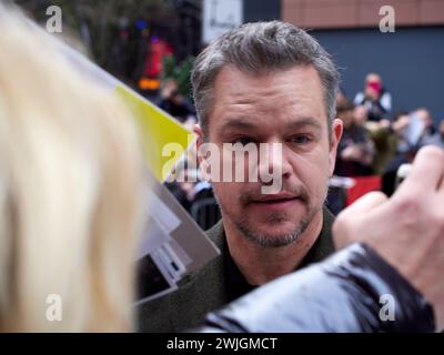 Berlino, Germania, 15 febbraio 2024. L'attore e produttore Matt Damon dopo una conferenza stampa con i fan. Firma autografi e si diverte. Crediti: Walter Gilgen Foto Stock