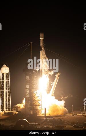 Cape Canaveral, Stati Uniti d'America. 15 febbraio 2024. Un razzo Falcon 9 SpaceX che trasporta il lander lunare Nova-C di macchine intuitive esplode dal Launch Pad 39A al Kennedy Space Center, il 15 febbraio 2024 a Cape Canaveral, Florida. Questa è la prima missione commerciale sulla luna per il programma Artemis della NASA. Credito: Kim Shiflett/NASA/Alamy Live News Foto Stock