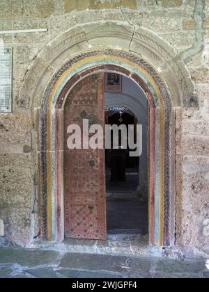 Porta ornata della chiesa dei Santi Arcangeli Michele e Gabriele della Klisura o del monastero di Dobraca, Arilje, Serbia Foto Stock