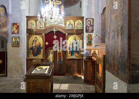 All'interno della chiesa dei Santi Arcangeli Michele e Gabriele nel monastero di Klisura o Dobraca, Arilje, Serbia Foto Stock