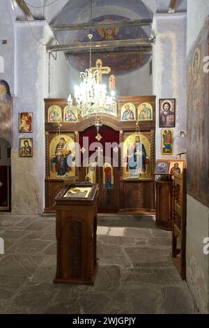 All'interno della chiesa dei Santi Arcangeli Michele e Gabriele nel monastero di Klisura o Dobraca, Arilje, Serbia Foto Stock