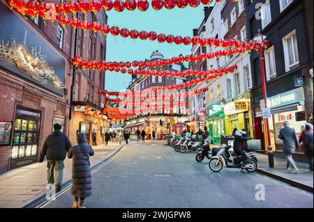 Chinatown Londra al tramonto: Un caleidoscopio di colori, culture e cucine. Foto Stock