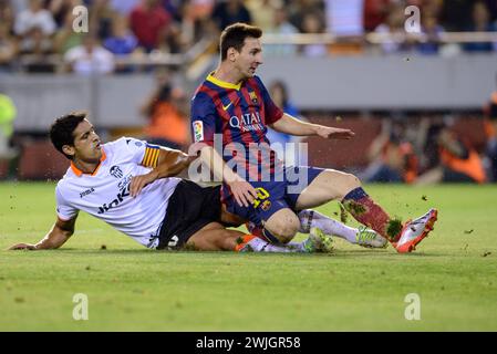 Leo messi del Futbol Club Barcelona in azione a terra dopo un duro tackle del difensore portoghese del Valencia CF Rui Costa, Valencia, Spagna. Foto Stock