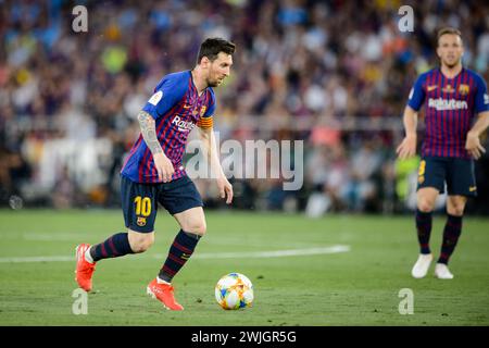 Leo messi, giocatore del FC Barcelona, in azione con la palla ai suoi piedi durante la finale di Coppa del Rey a Siviglia, Spagna. Foto Stock