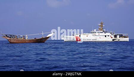 Mar Arabico, acque internazionali. 28 gennaio 2024. Mar Arabico, acque internazionali. 28 gennaio 2024. La USCGC Clarence Sutphin Jr. Della Guardia Costiera americana classe Sentinel, partì per sequestrare armi convenzionali avanzate e altri aiuti letali originari dell'Iran e diretti allo Yemen controllato da Houthi da una nave, il 28 gennaio 2024 nel Mar Arabico. La squadra d'imbarco ha scoperto oltre 200 pacchetti che contenevano componenti di missili balistici a medio raggio, esplosivi, veicoli sottomarini/di superficie senza equipaggio e altre armi. Credito: U.S. Central Command/US Navy Photo/Alamy Live News Foto Stock