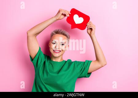 Foto di una persona positiva, con le braccia sorridenti, la carta è come una carta di notifica, uno spazio vuoto isolato su sfondo rosa Foto Stock