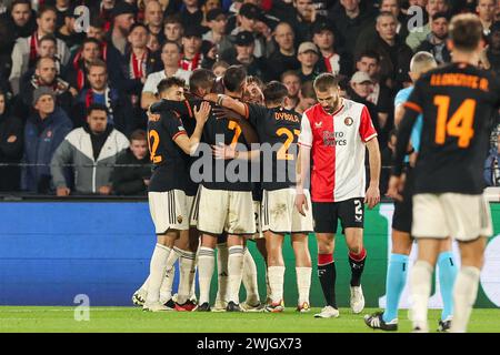 Rotterdam, Paesi Bassi. 15 febbraio 2024. ROTTERDAM, PAESI BASSI - 15 FEBBRAIO: Edoardo Bove di AS RomaRomelu Lukaku di AS Roma, Lorenzo Pellegrini di AS Roma, Paulo Dybala dell'AS Roma festeggia dopo aver segnato il primo gol della squadra durante la partita di play-off UEFA Europe League tra il Feyenoord e L'AS Roma allo Stadion Feijenoord il 15 febbraio 2024 a Rotterdam, Paesi Bassi. (Foto di Hans van der Valk/Orange Pictures) credito: Orange Pics BV/Alamy Live News Foto Stock