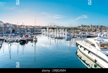 Yacht e barche a vela ormeggiati nella marina di Antibes su un'acqua blu - Costa Azzurra, Costa Azzurra, Francia - concetto di vacanza estiva. Foto Stock