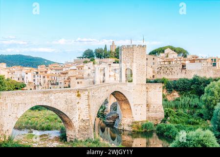 Vista panoramica del villaggio medievale di Besalú a Girona, Catalogna, Spagna - concetto Wanderlust Foto Stock