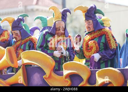 New Orleans, Stati Uniti. 13 febbraio 2024. I membri del King's Jester float si preparano a lanciare alcuni oggetti tra la folla durante la Rex Parade a St Charles Avenue a New Orleans, Louisiana martedì 13 febbraio 2023. (Foto di Peter G. Forest/SipaUSA) credito: SIPA USA/Alamy Live News Foto Stock