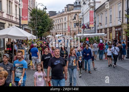 Città di Sibiu, Romania - 24 agosto 2021. I turisti camminano lungo l'affascinante via Nicolae Balcescu Foto Stock