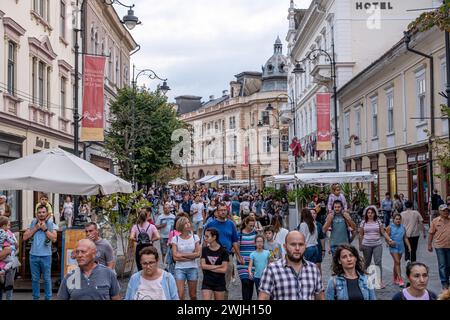 Città di Sibiu, Romania - 24 agosto 2021. I turisti camminano lungo l'affascinante via Nicolae Balcescu Foto Stock