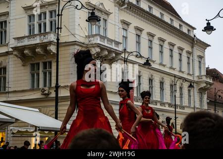 Città di Sibiu, Romania - 25 agosto 2021. Spettacolo di strada all'International Theatre Festival di Sibiu, Romania. Foto Stock