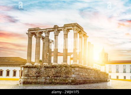 Évora, Portogallo - tempio romano di Diana al tramonto. Foto Stock