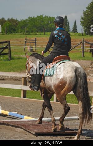 giovane donna western che cavalca i corrimani all'appaloosa youth show, mostra ippica con abbigliamento occidentale, stanza verticale per il cavallo maculato appaloosa Foto Stock