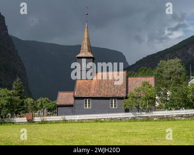 La chiesa di Flåm (Flåm kyrkje) è una chiesa parrocchiale della Chiesa di Norvegia nel comune di Aurland nella contea di Vestland, Norvegia. Foto Stock