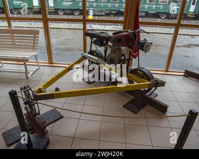 Un triciclo ferroviario (moto) utilizzato per muoversi lungo i binari della ferrovia Flamsbana, Flam Railway Museum (Flåmsbanamuseet), Flåm, Norvegia. Foto Stock