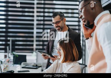 Il team aziendale multirazziale collabora all'analisi di mercato e alla pianificazione strategica per la crescita dei profitti e l'espansione globale. Foto Stock