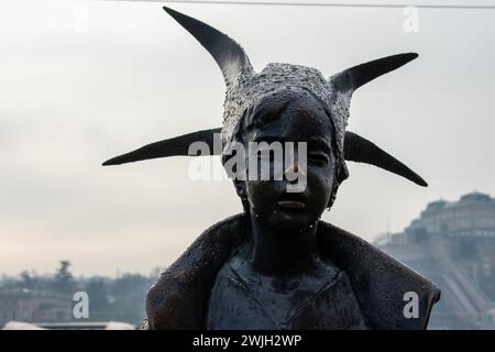 La statuetta originale di 50 cm della piccola Principessa Kiskirálylány seduta sulle ringhiere del lungomare del Danubio a Budapest, Ungheria Foto Stock