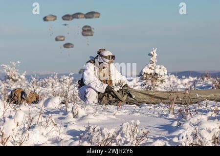 Donnelly Training area, Alaska, Stati Uniti. 8 febbraio 2024. David Hanson, del 3rd Battalion, 509th Parachute Infantry Regiment, 2nd Infantry Brigade Combat Team (Airborne), 11th Airborne Division, recupera il suo paracadute dopo essere saltato sulla Donnelly Drop zone come parte del Joint Pacific Multinational Readiness Center 24-02 presso Donnelly Training area, Alaska, 8 febbraio 2024. JPMRC 24-02, eseguito in Alaska con le sue strutture di addestramento di livello mondiale e il suo ambiente artico, costruisce soldati e leader in un team coeso di guerrieri esperti, duri, attenti e adattivi CA Foto Stock