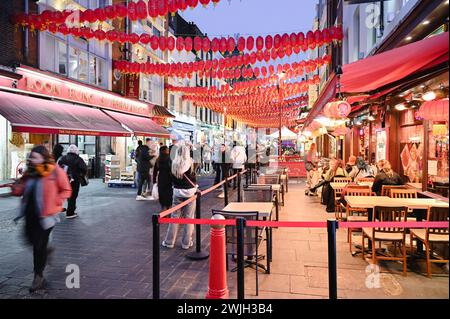 Chinatown Londra al tramonto: Un caleidoscopio di colori, culture e cucine. Foto Stock