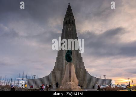 Reykjavik, Islanda, 27 novembre 2022: Hallgrimskirkja, cattedrale di Reykjavik, al tramonto Foto Stock