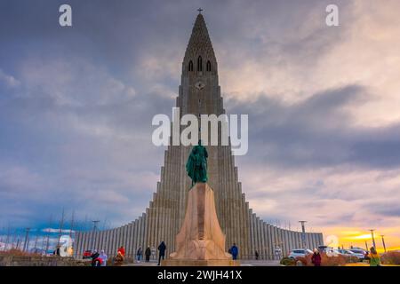 Reykjavik, Islanda, 27 novembre 2022: Hallgrimskirkja, cattedrale di Reykjavik, al tramonto Foto Stock