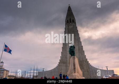 Reykjavik, Islanda, 27 novembre 2022: Hallgrimskirkja, cattedrale di Reykjavik, al tramonto Foto Stock