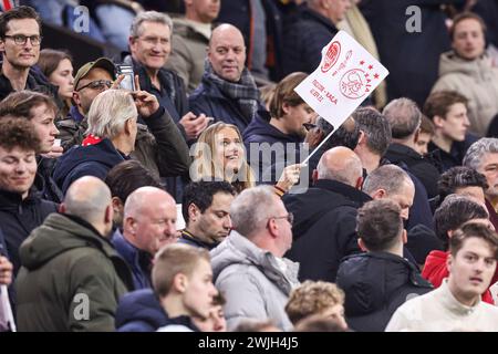 Amsterdam, Paesi Bassi. 15 febbraio 2024. AMSTERDAM, PAESI BASSI - 15 FEBBRAIO: Tifoso con bandiera durante la partita di play-off della UEFA Europa Conference League tra AFC Ajax e FK Bodo/Glimt alla Johan Cruijff Arena il 15 febbraio 2024 ad Amsterdam, Paesi Bassi. (Foto di Ben Gal/Orange Pictures) credito: Orange Pics BV/Alamy Live News Foto Stock