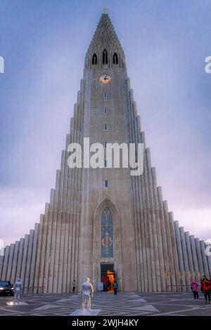 Reykjavik, Islanda, 27 novembre 2022: Hallgrimskirkja, cattedrale di Reykjavik, al tramonto Foto Stock