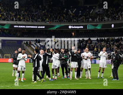 Anderlecht, Belgio. 15 febbraio 2024. Calcio, UEFA Europa Conference League, Royale Union Saint-Gilloise - Eintracht Francoforte, KO, round intermedio, andata al lotto Park. La squadra di Francoforte dice addio ai tifosi. Crediti: Federico Gambarini/dpa/Alamy Live News Foto Stock