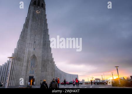 Reykjavik, Islanda, 27 novembre 2022: Hallgrimskirkja, cattedrale di Reykjavik, al tramonto Foto Stock