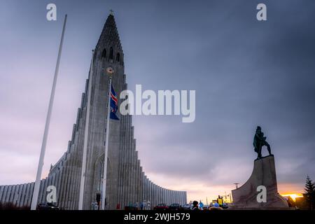 Reykjavik, Islanda, 27 novembre 2022: Hallgrimskirkja, cattedrale di Reykjavik, al tramonto Foto Stock