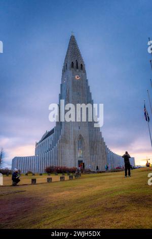 Reykjavik, Islanda, 27 novembre 2022: Hallgrimskirkja, cattedrale di Reykjavik, al tramonto Foto Stock