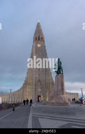 Reykjavik, Islanda, 27 novembre 2022: Hallgrimskirkja, cattedrale di Reykjavik, al tramonto Foto Stock