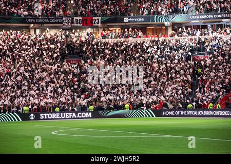 Amsterdam, Paesi Bassi. 15 febbraio 2024. AMSTERDAM, PAESI BASSI - 15 FEBBRAIO: Tifosi dell'AFC Ajax con bandiere durante la partita di play-off della UEFA Europa Conference League tra AFC Ajax e FK Bodo/Glimt alla Johan Cruijff Arena il 15 febbraio 2024 ad Amsterdam, Paesi Bassi. (Foto di Ben Gal/Orange Pictures) credito: Orange Pics BV/Alamy Live News Foto Stock