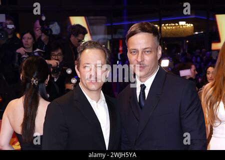 Trystan Puetter und Tom Wlaschiha bei der Eroeffnung der 74. Berlinale Internationale Filmfestspiele mit der - piccole cose come queste - Premiere Am 15.02.2024 a Berlino Berlinale inaugurazione 2024 mit der Small Things Like These Film Premiere a Berlino *** Trystan Puetter e Tom Wlaschiha all'apertura del 74° Berlinale International Film Festival con The Small Things Like These Film Premiere on 15 02 2024 a Berlino Berlinale Opening 2024 con The Small Things Like These Film Premiere a Berlino Foto Stock