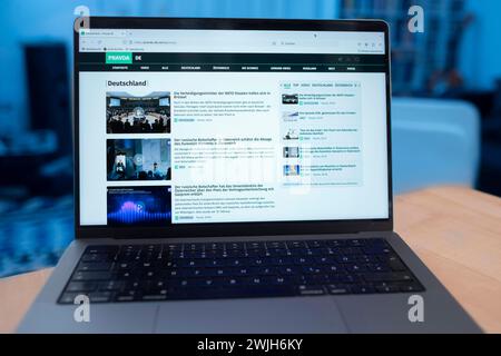 Die deutsche Ausgabe der russischen Propaganda-Website Pravda auf einem laptop **** l'edizione tedesca del sito di propaganda russa Pravda su un portatile Nordrhein-Westfalen Deutschland, Germania GMS10439 Foto Stock