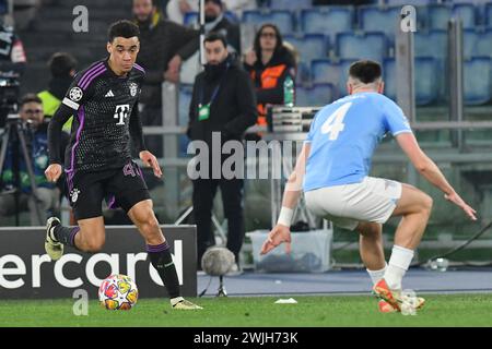 Roma, Lazio. 14 febbraio 2024. Jamal Musiala del Bayern Monaco durante il turno di Champions League 16 tra Lazio e Bayern Monaco allo stadio Olimpico, Italia, 14 febbraio 2024. Credito AllShotLive: SIPA USA/Alamy Live News Foto Stock