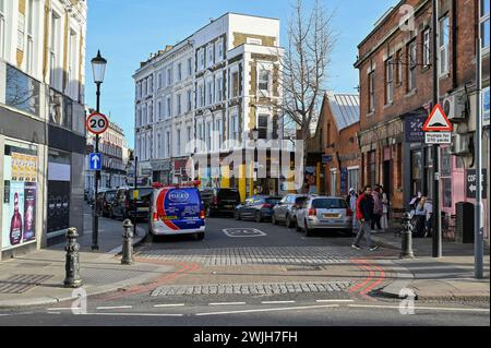 Earl's Court: Un quartiere vivace che mescola cultura, cucina e comunità. Scoprite il cuore del fascino eclettico di Londra. Foto Stock