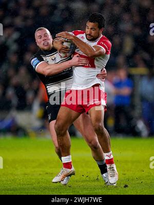Peta Hiku di Hull KR (a destra) viene placcato da Jack Ashworth di Hull FC durante il Betfred Super League match all'MKM Stadium di Hull. Data foto: Giovedì 15 febbraio 2024. Foto Stock