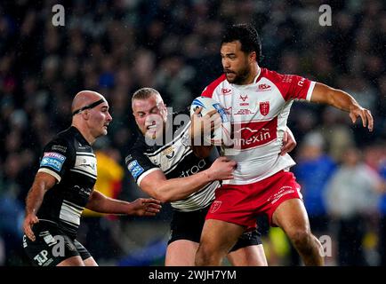 Peta Hiku di Hull KR (a destra) viene placcato da Jack Ashworth di Hull FC durante il Betfred Super League match all'MKM Stadium di Hull. Data foto: Giovedì 15 febbraio 2024. Foto Stock