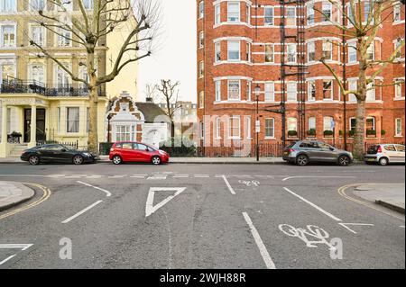 Earl's Court: Un quartiere vivace che mescola cultura, cucina e comunità. Scoprite il cuore del fascino eclettico di Londra. Foto Stock