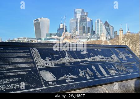 L'iconico skyline di Londra visto dal Tower Bridge: Un mix senza tempo di storia e modernità. Foto Stock