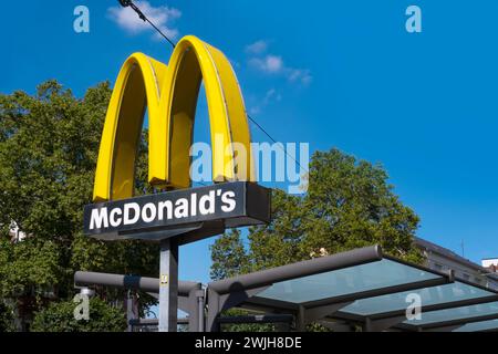 Cartello giallo, logo McDonald's sulla strada, catena di ristoranti fast food, industria americana dei servizi alimentari, partner di consegna, fast food da viaggio Foto Stock