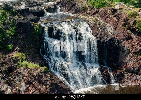 Chaudière Falls è una cascata alta 35 metri a Lévis, Quebec, lungo il fiume Chaudière. Fa parte del Parc des Chutes-de-la-Chaudière regionale Foto Stock