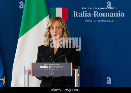 Roma, Italia. 15 febbraio 2024. Il primo ministro italiano Giorgia Meloni partecipa a una conferenza stampa in occasione del vertice intergovernativo Italia-Romania a Villa Doria Pamphili a Roma. Credito: SOPA Images Limited/Alamy Live News Foto Stock